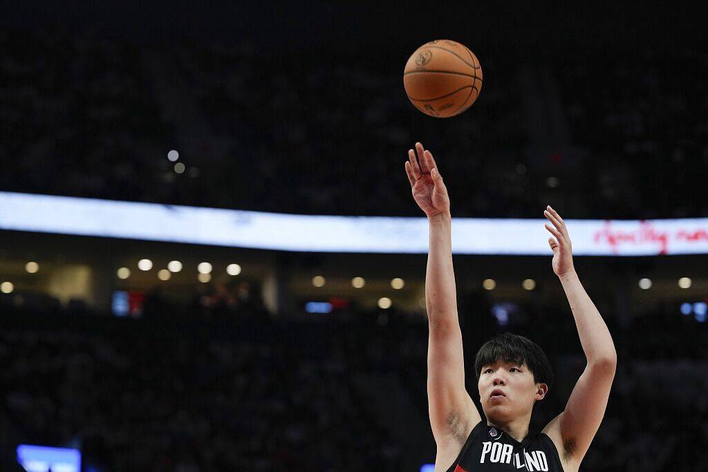 杨瀚森NBA首秀冷启动 2分1板暂时还在体系之外?